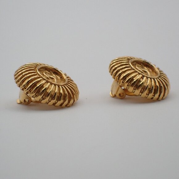 CHANEL CC Logo Round Button Earrings Clip-On Gold - Picture 3 of 9
